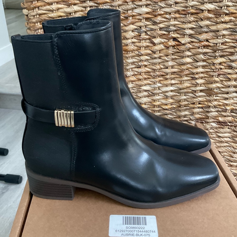 NEW Journee Collection Aubrie Block Heel Ankle 
Boots, Black Size 7.5